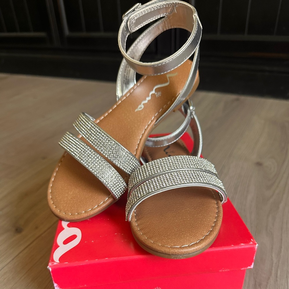 Girls Dress Shoes. Sparkle rhinestone embellishment. Size 2. New.